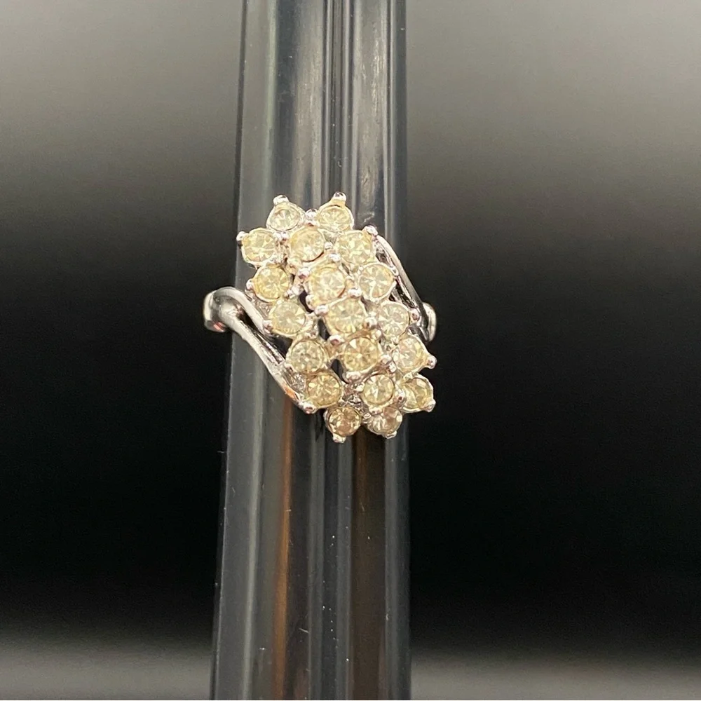 Vintage 18kt Rhodium Plated Tiered Cluster Ring with Clear Rhinestones